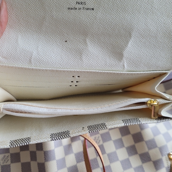 Woman's Purse - Picture 12 of 16